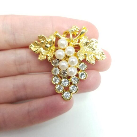 Vintage Rhinestone Grape Cluster Brooch, Gold Tone Faux Pearl Lapel Pin, Retro - Picture 3 of 5